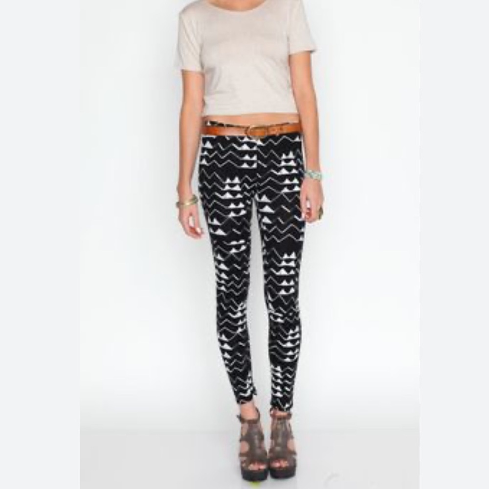 🌸 light pink🌸Thief & Bandit small women leggings, stretch, white, screenprinted